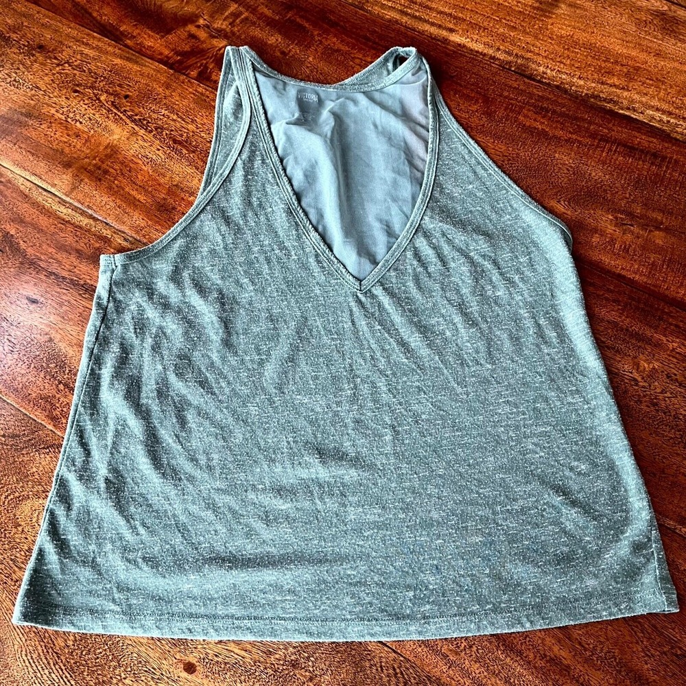 Victoria Sports Tank Top Women's‎ Medium Gray Stretch V-Neck Sleeveless Pullover